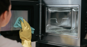 Драить микроволновку больше не придётся: простой способ растворяет даже вековой жир за 5 минут без химии